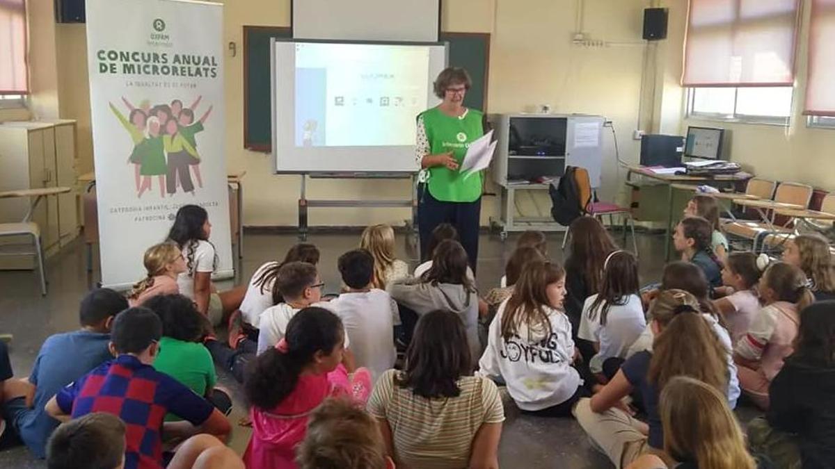 Charla informativa sobre el concurso en el CEIP Carles Salvador de Castelló.