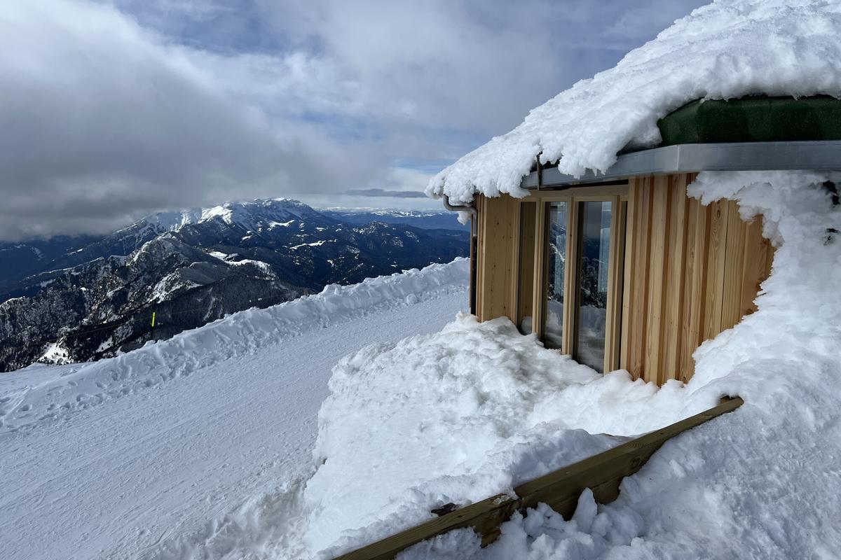 Gruixos de neu acumulats al refugi del Niu de l'Àliga, a l'estació de La Molina (Cerdanya) i la serra del Cadí de fons