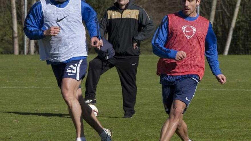 Teo, a la derecha, disputa un balón con Juanpa, en un entrenamiento.