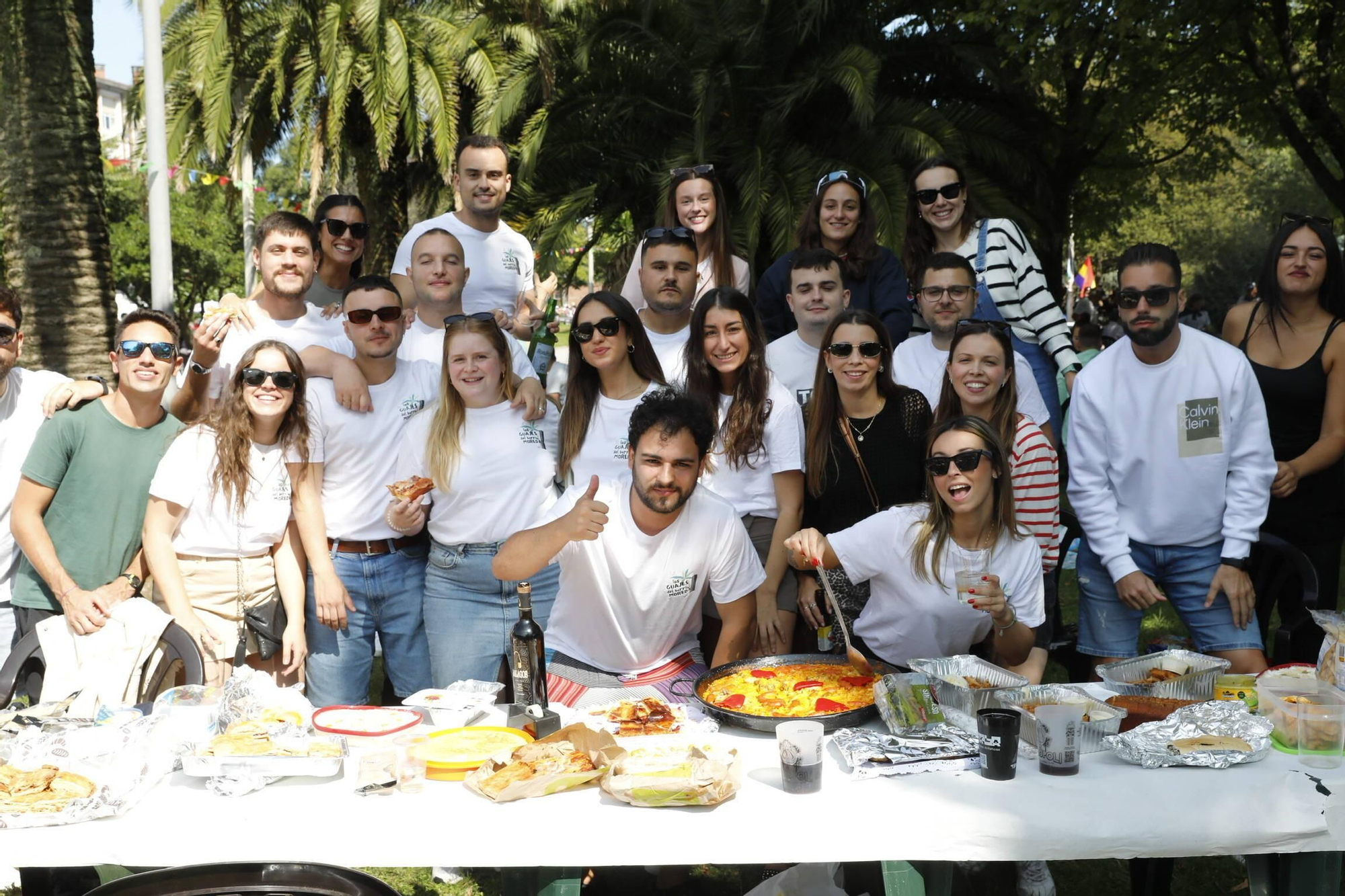Moreda se zampa sus fiestas con una multitudinaria comida en el parque (en imágenes)
