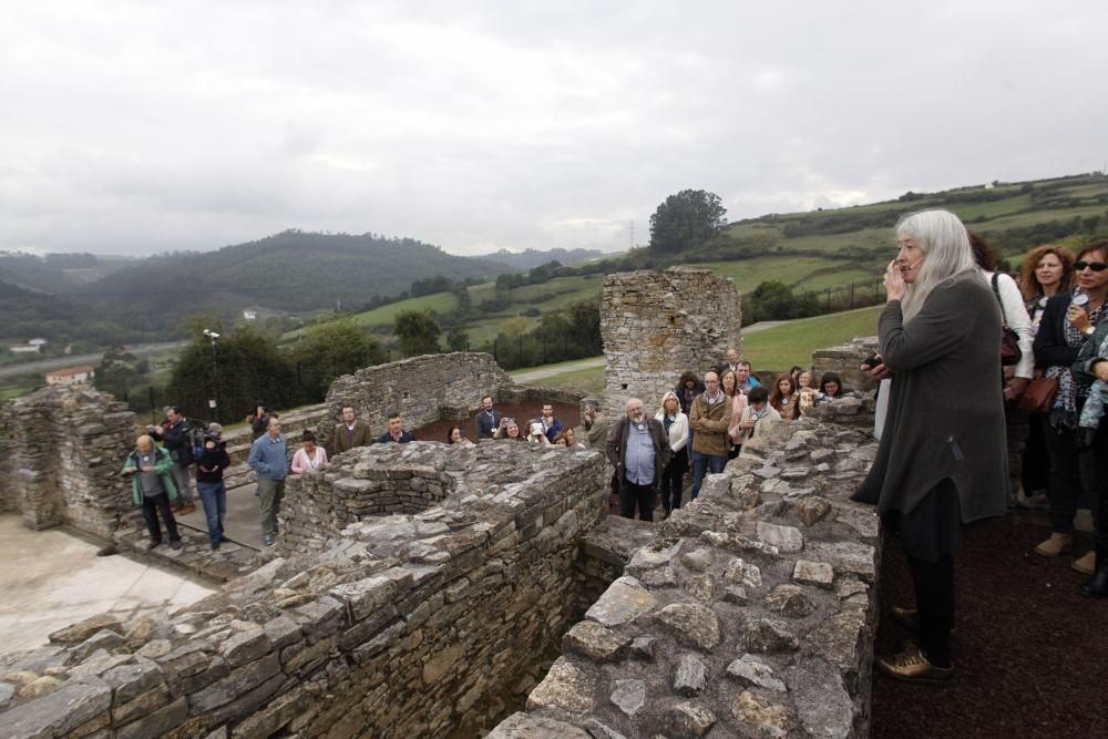 Mary Beard visitando la Villa Romana de Veranes