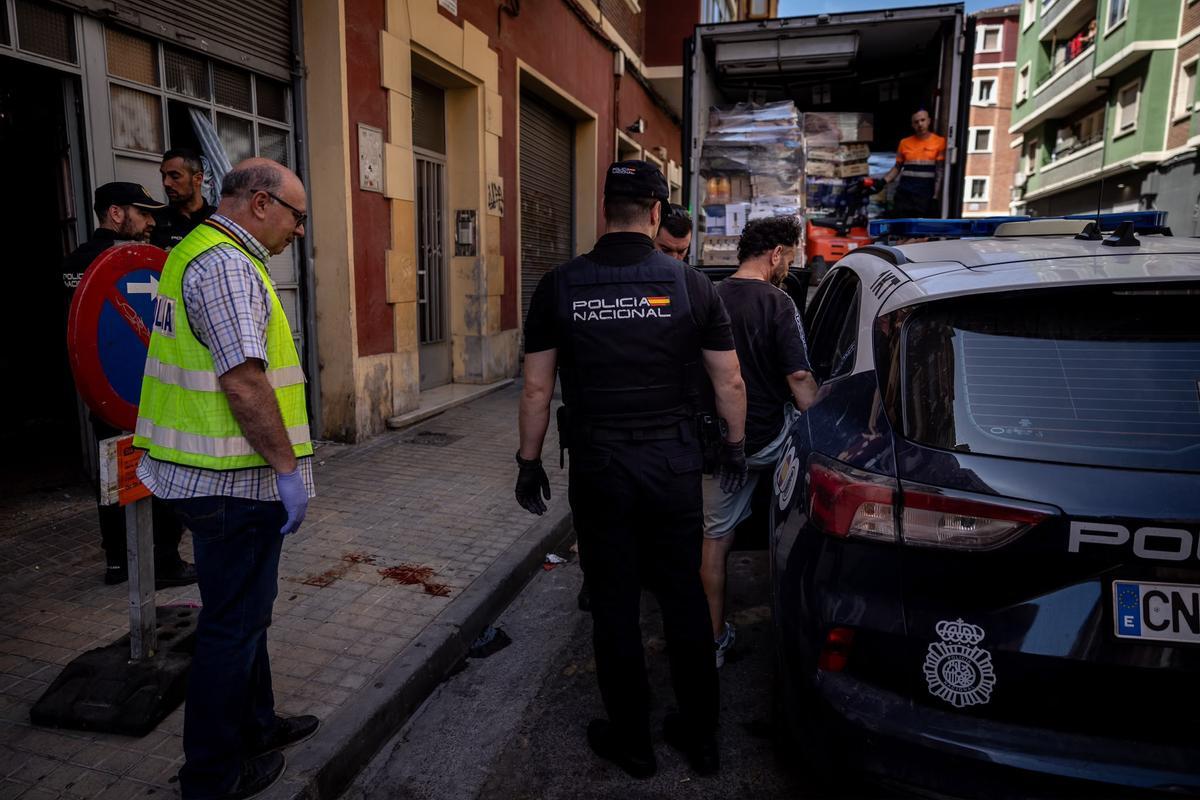 En imágenes | Un okupa acaba en el hospital tras una pelea en la calle Obispo Tajón de Zaragoza En imágenes | Un okupa acaba en el hospital tras una pelea en la calle Obispo Tajón de Zaragoza
