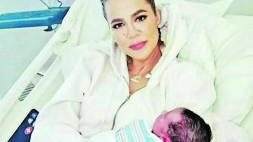 Khloé Kardashian con su bebé  de vientre de alquiler.   | // FDV