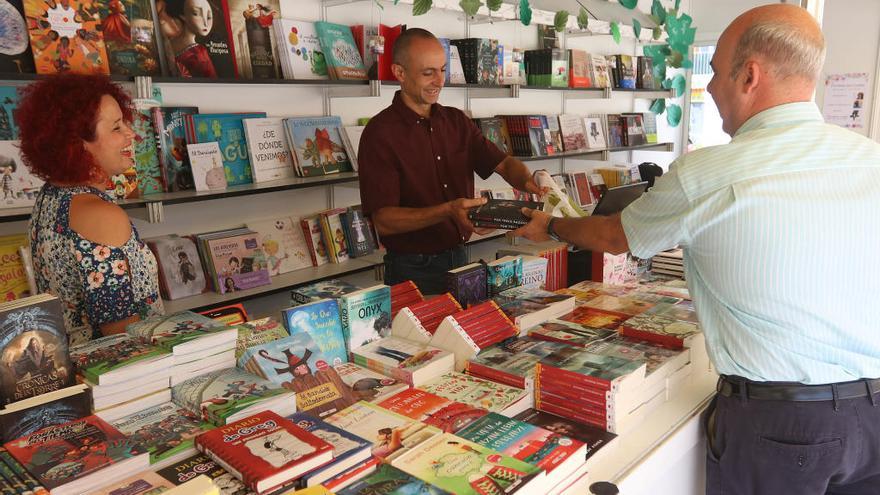 La Feria del Libro de Málaga regresa por segundo año a la plaza de la Merced. Màxim Huerta y Elisabet Benavent (abajo), dos de los autores que acudiran a firmar.