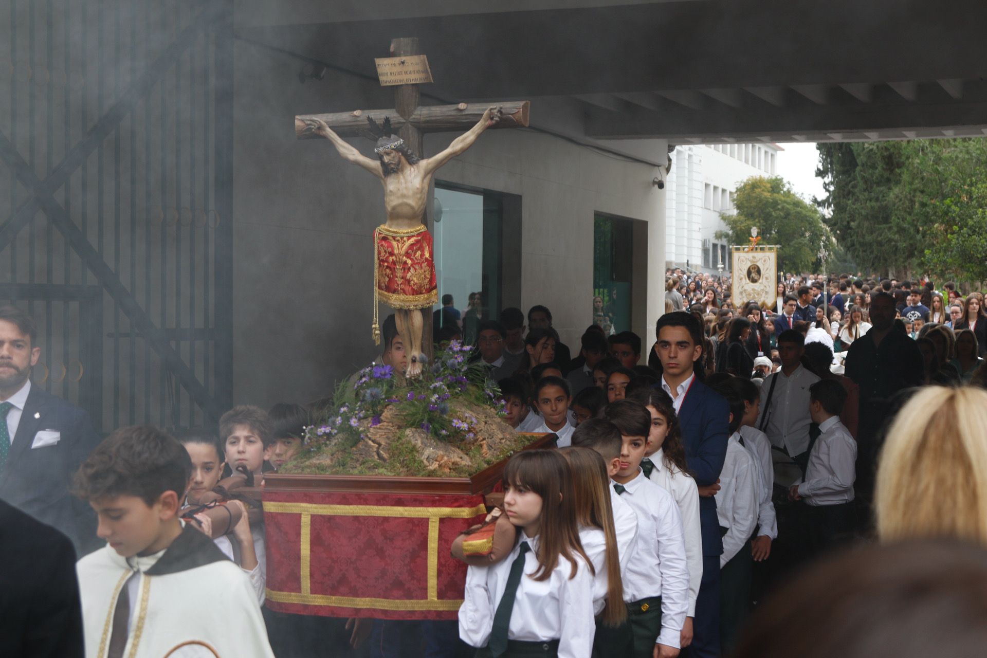 Alumnos del colegio Virgen del Carmen durante su procesión