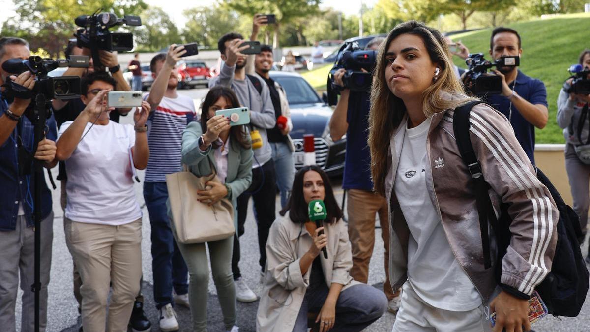 Misa Rodríguez a la llegada de la concentración de la selección española.