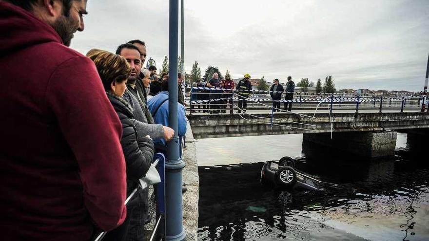 Cuatro arousanos salvan la vida a un matrimonio que cayó con su coche al mar