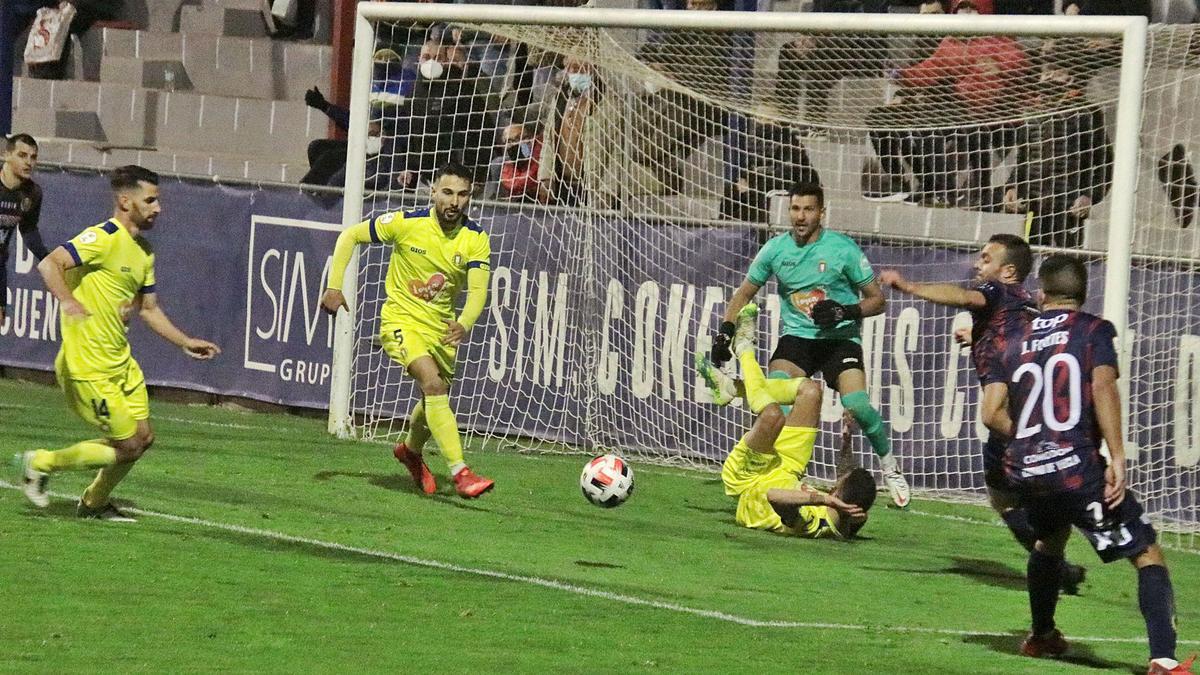 Varios jugadores del Lorca Deportiva tratan de controlar un balón suelto en su área al que no llega ningún rival. | PASCUAL AGUILERA