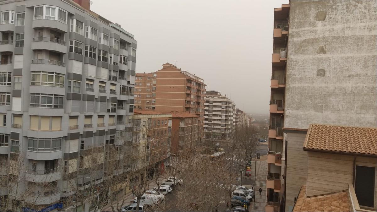 Cielos envueltos en polvo en Zamora capital.