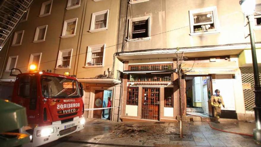Seis intoxicados, entre ellos tres niños, por el incendio de un piso en Vigo
