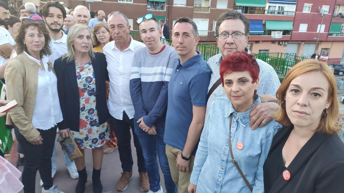 Baldoví junto a los miembros de la plataforma, la concejala Amalia Esquerdo y la diputada Dolors Gimeno.