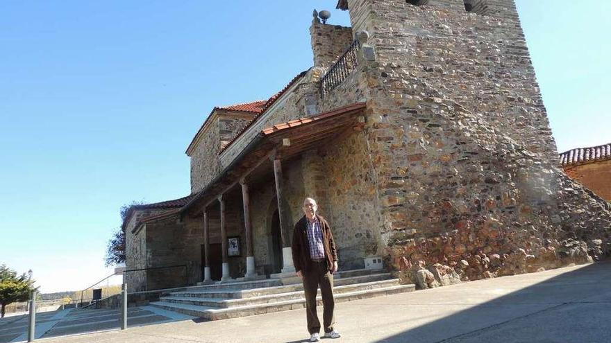 Baltasar Fernández, alcalde de Arrabalde, delante de la iglesia.