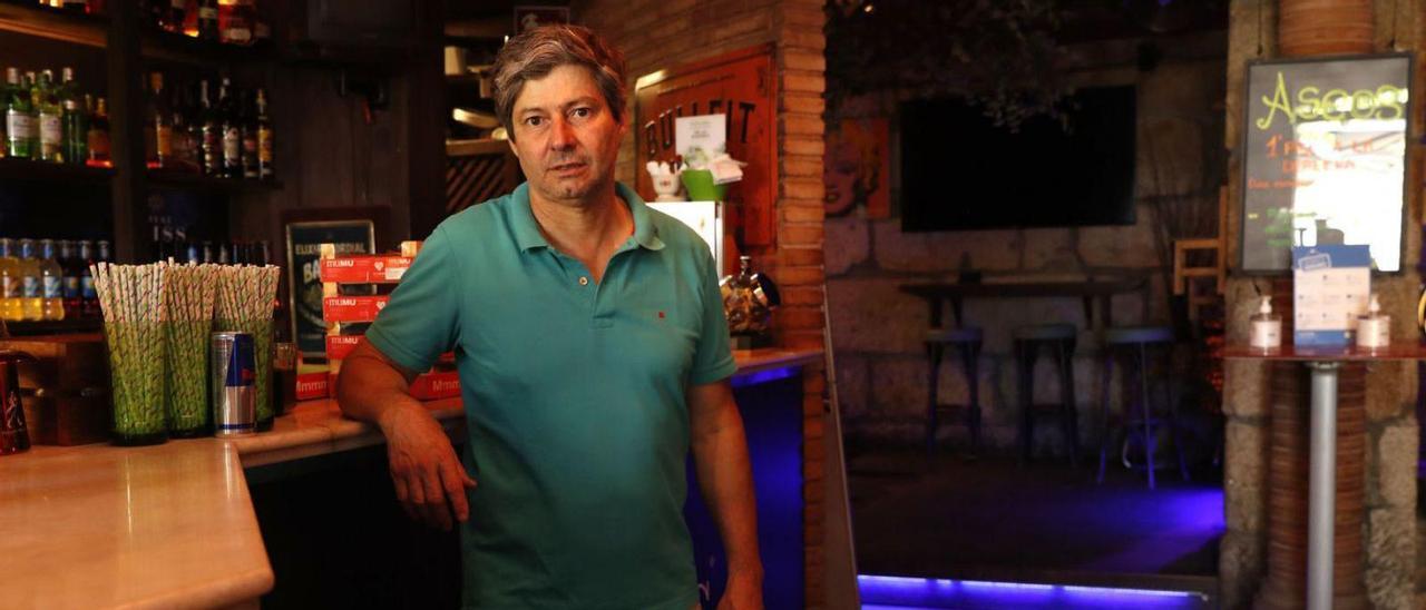 Marcelo Tosa, propietario de la coctelería Varadero, dentro de su local en Montero Ríos.  / JOSÉ LORES