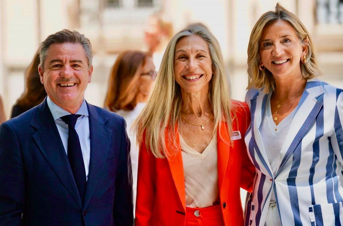 Carmen Ferrer, en el cejntro junto a Miquel Jerez y Alicia.