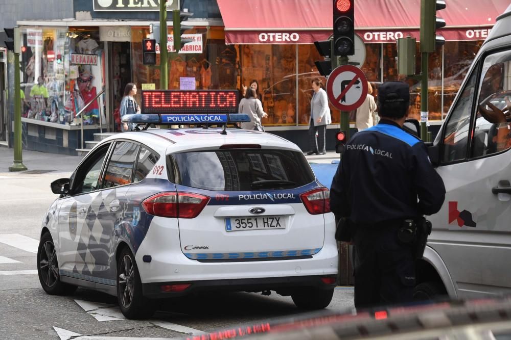 Policías locales informan a conductores y sancionan las infracciones más graves.