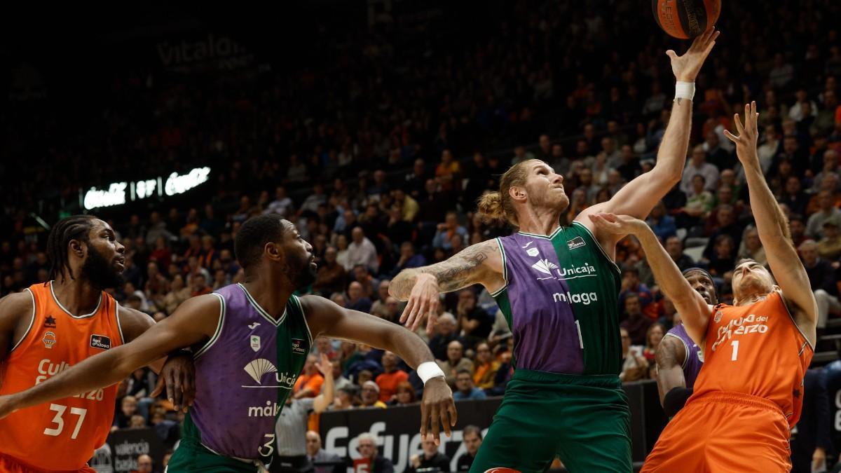 El Unicaja asaltó la Fonteta con un cómodo triunfo ante Valencia Basket