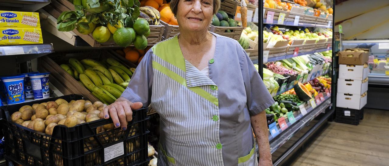 Pepita Saavedra, empresaria en activo más longeva de Mogán, ayer en su minimercado del Puerto de Mogán.