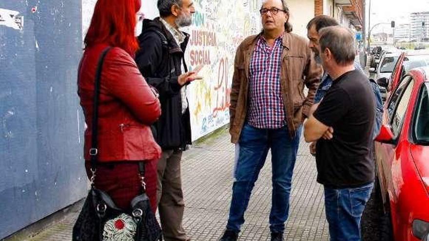 Mario Suárez del Fueyo, en el centro, conversa con Juan Manuel Martínez Morala a la salida del edificio de la Casa Sindical.