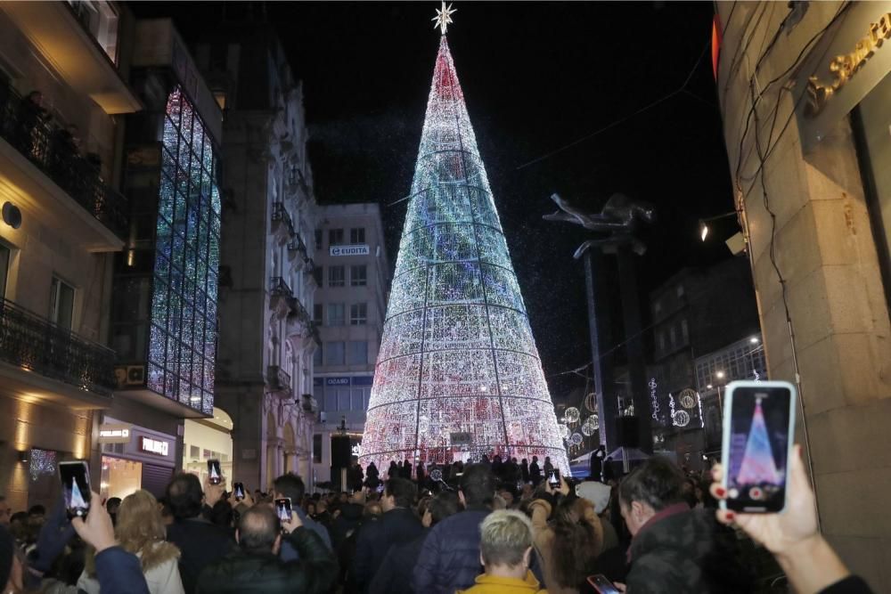 Ya es Navidad en Vigo: 10 milllones de luces para marcar una historia. // A. Villar | J. Lores | J. Álvarez | C. Delgado | M. Romero