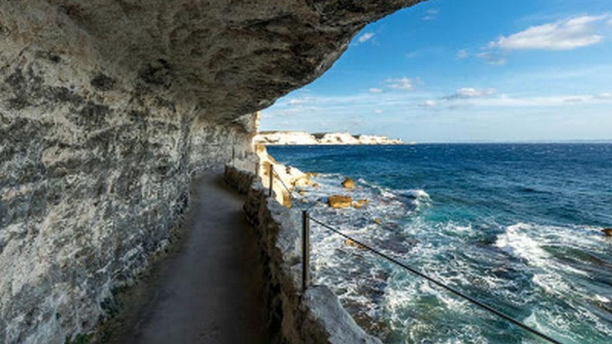 Imagen de uno de los pasadizos de las Escaleras del Rey en Córcega que conducen al mar y a una cueva con un pozo.