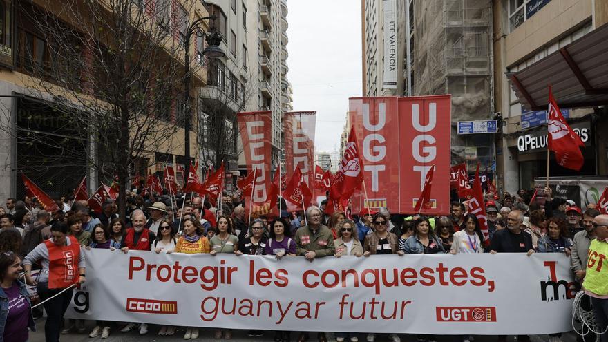 Miles de personas marchan en València por el Día del Trabajador