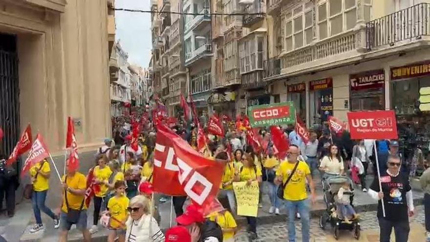 Unos manifestantes de CCOO marchan en Cartagena por el día del trabajador