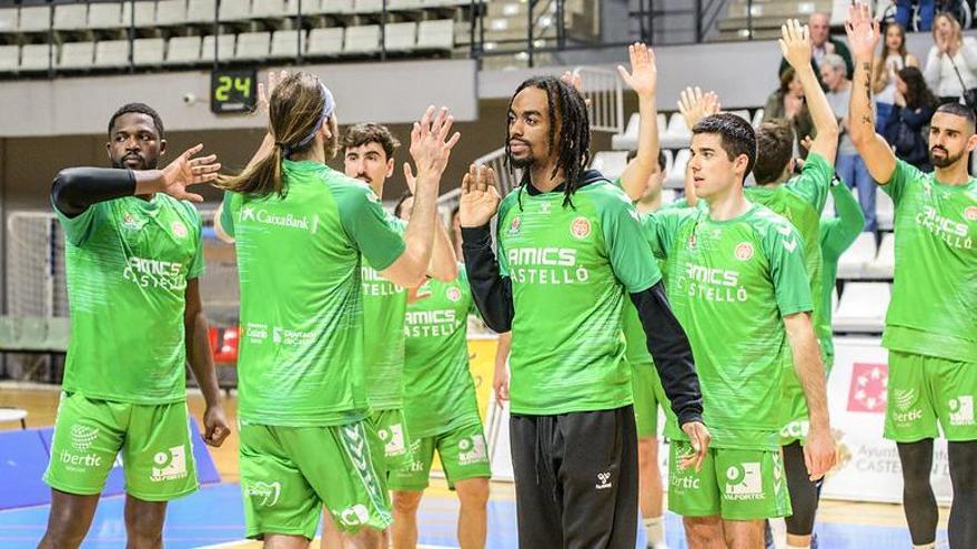 Los jugadores del Amics celebran su victoria ante Morón en el Ciutat.