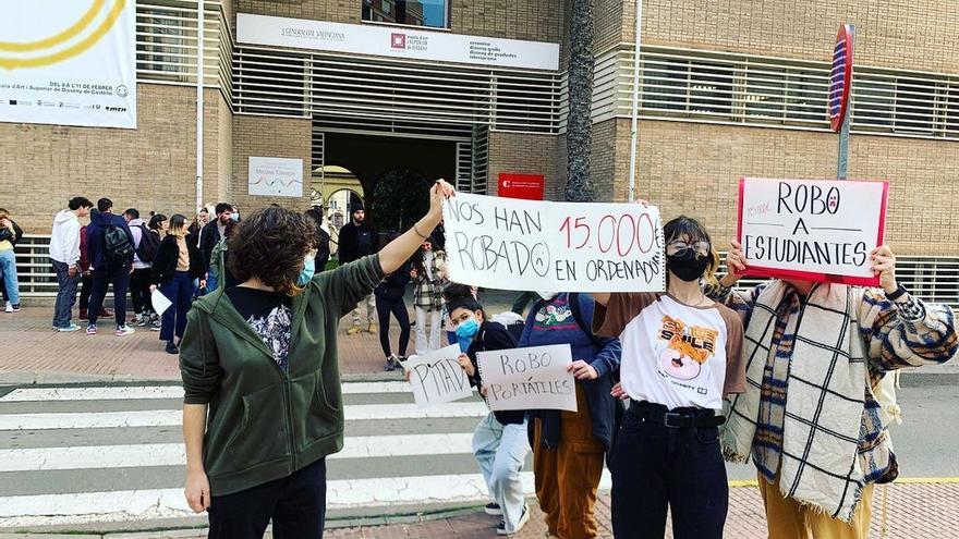 Los alumnos, molestos con el robo de equipos en las aulas de la EASD.