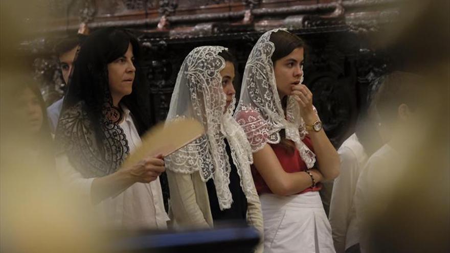 El obispo da la primera misa en latín en 40 años en un altar catedralicio