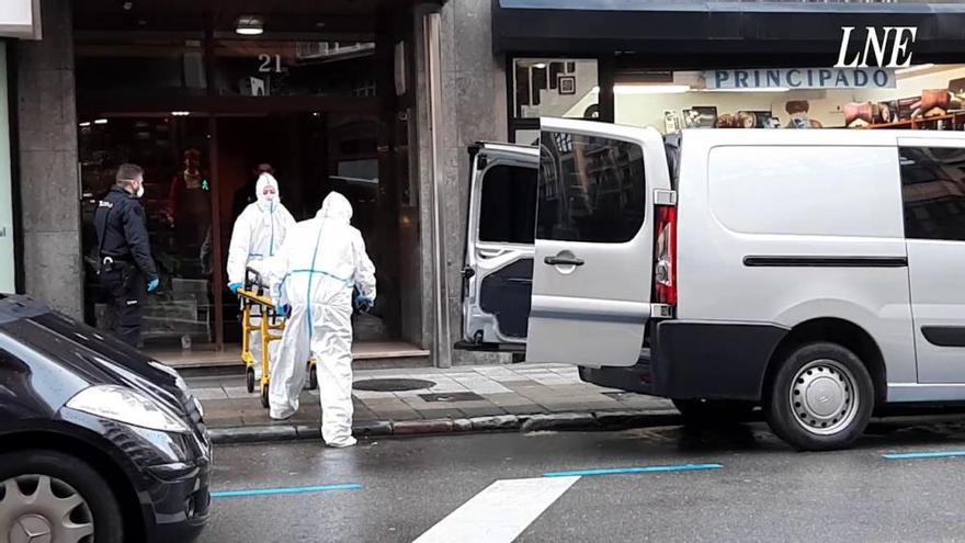 Se activa el protocolo coronavirus para evacuar el cuerpo de un hombre que apareció muerto en Oviedo