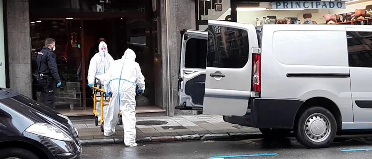 Se activa el protocolo coronavirus para evacuar el cuerpo de un hombre que apareció muerto en Oviedo