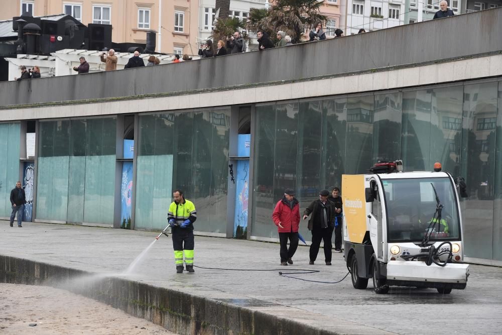 Daños en A Coruña por las olas en alerta roja