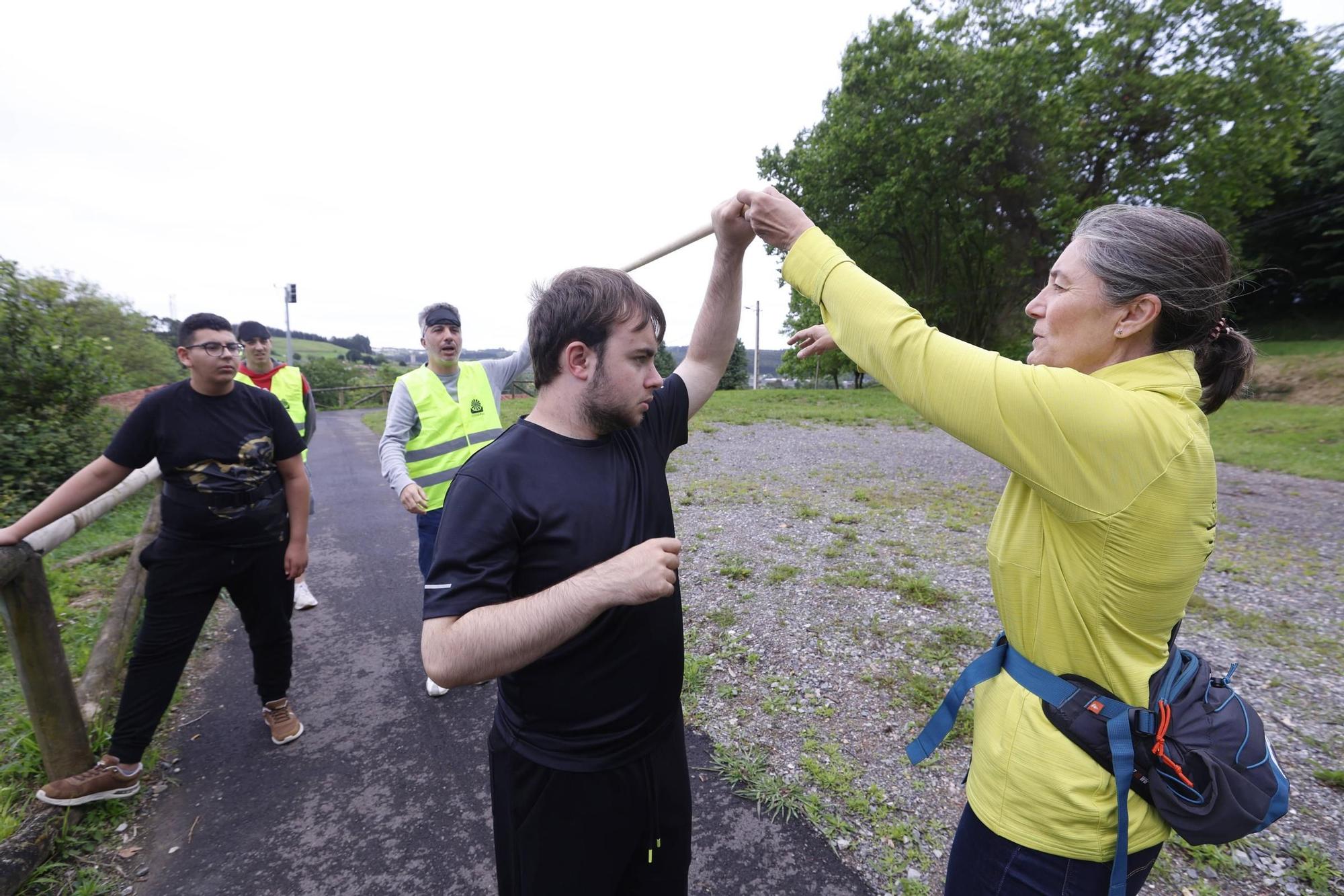 EN IMÁGENES: Así fue la ruta senderista en Corvera del alumnado del colegio San Cristóbal con voluntarios de Arcelor