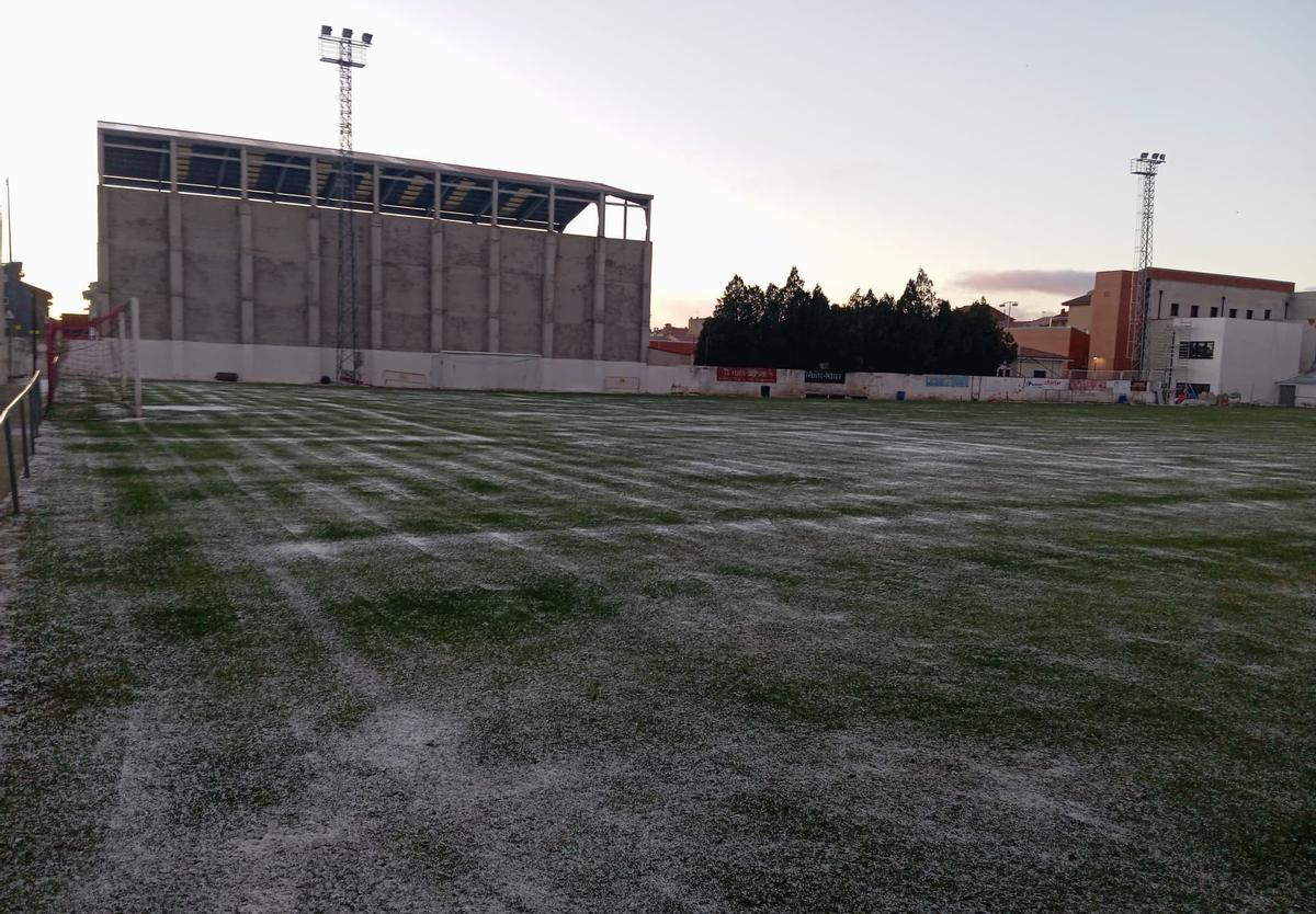 El campo de fútbol de Vilafranca amanece de blanco