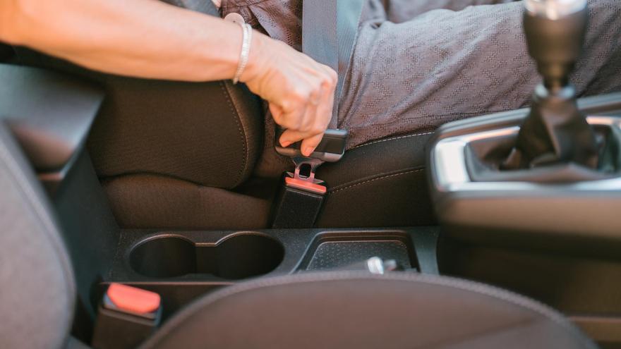El secreto del botón en tu cinturón de seguridad que pocas