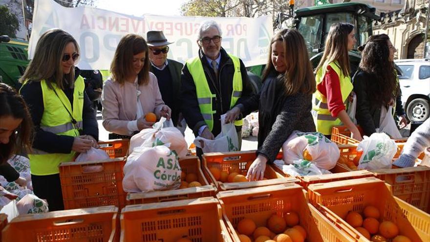 Asaja reparte 6.000 kilos de naranjas en protesta por la crisis de precios