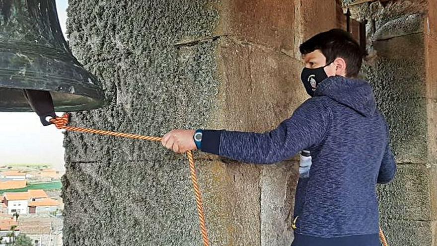 Ismael, con 11 años, tocando las campanas en Villaseco del Pan