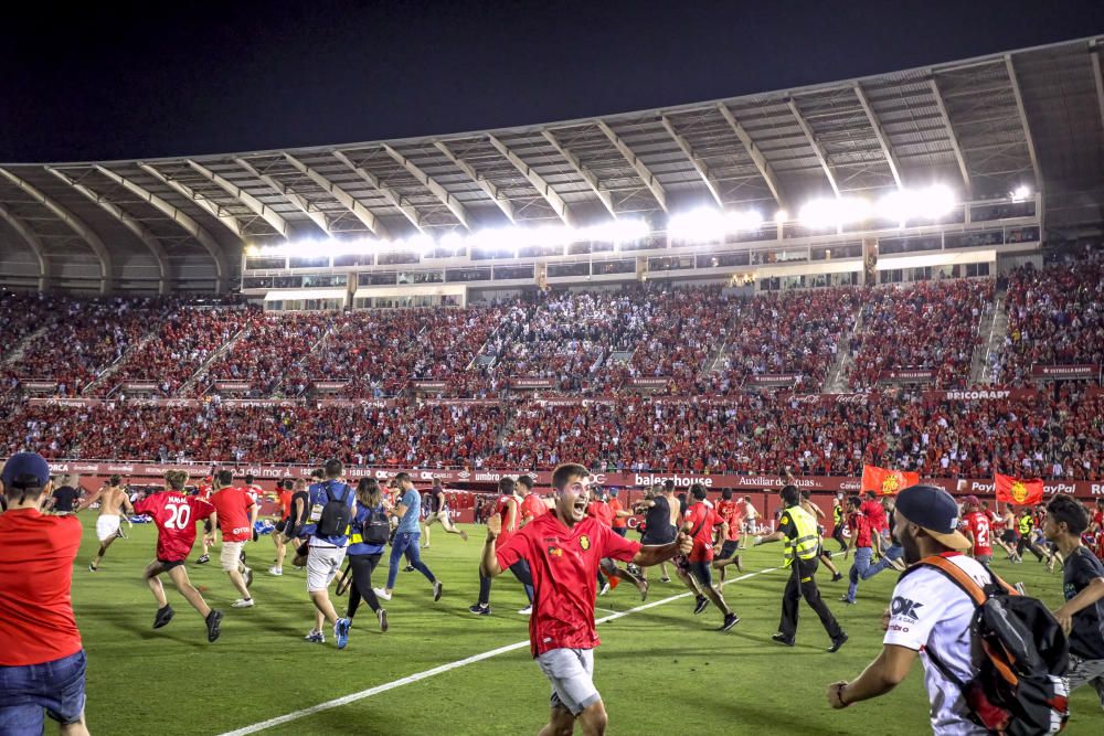 Los aficionados del Mallorca invaden el campo tras el pitido final