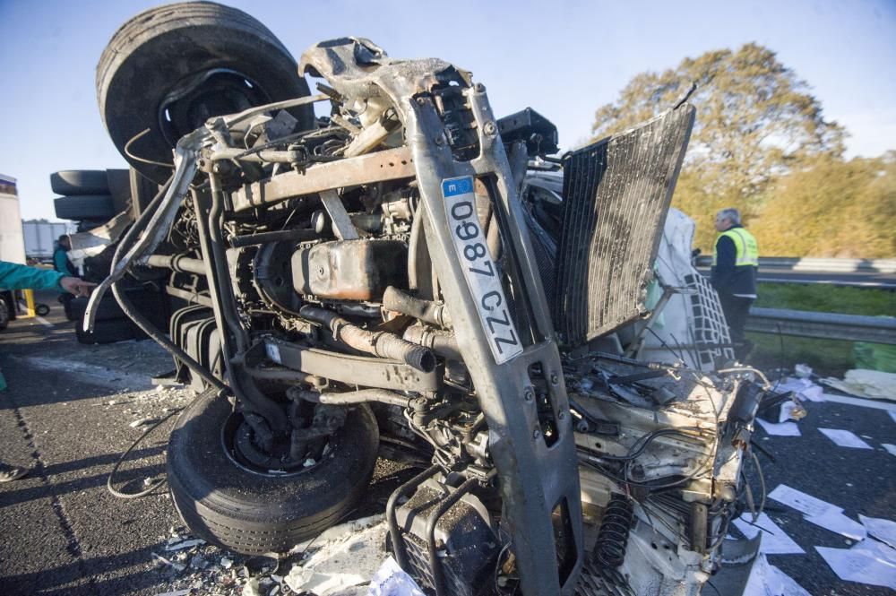 La AP-9 cortada en Abegondo al chocar dos camiones