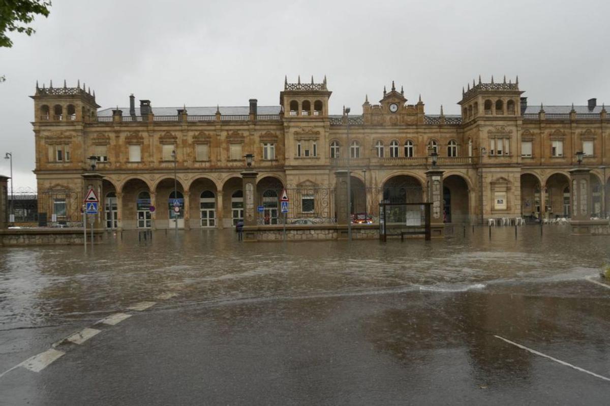 Exterior de la estación de tren, inundado de agua. | JOSE LUIS FERNÁNDEZ