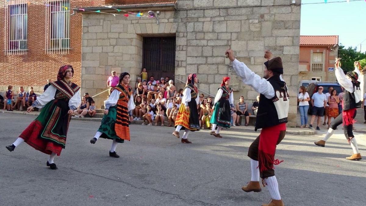 Folclóricos amenizando la tarde a los alistanos. | Chany Sebastián