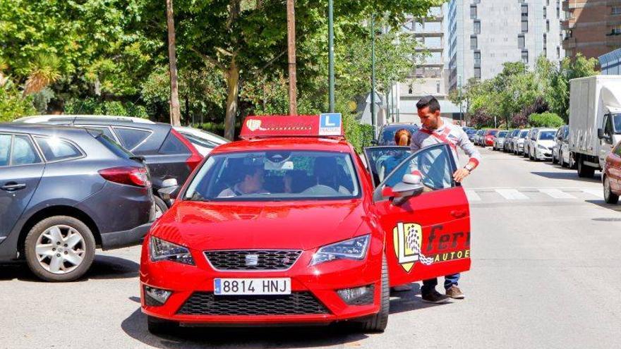 Las autoescuelas ven &quot;insuficiente&quot; incorporar solo a 5 examinadores