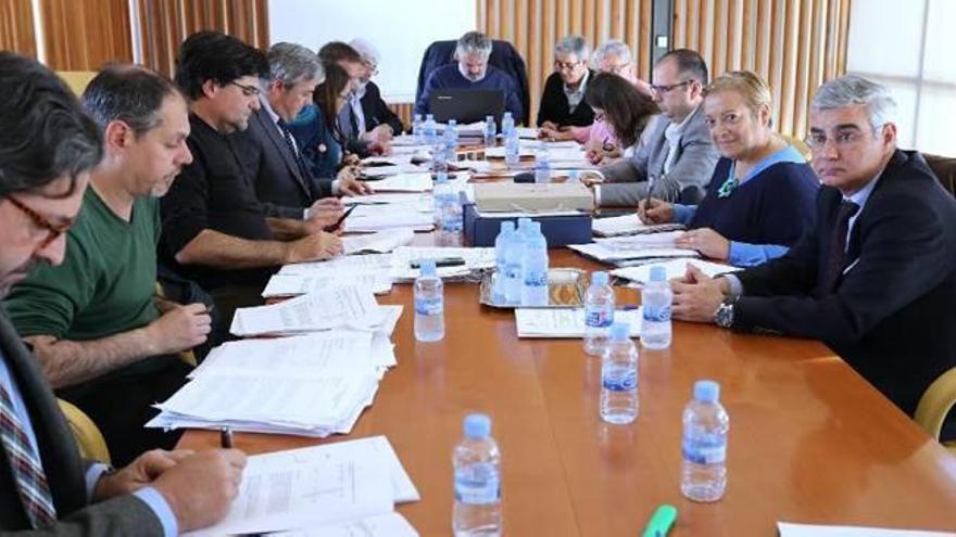 Ediles de los distintos grupos durante la reunión, ayer, de la comisión de Hacienda.