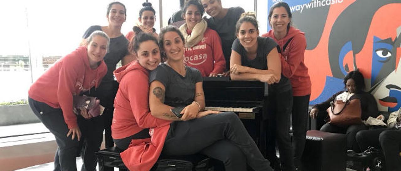 Algunas jugadoras del Rocasa Gran Canaria, aún sonrientes, posan en un piano en el aeropuerto de Varsovia. La espera resultó larga y tediosa en la capital polaca.