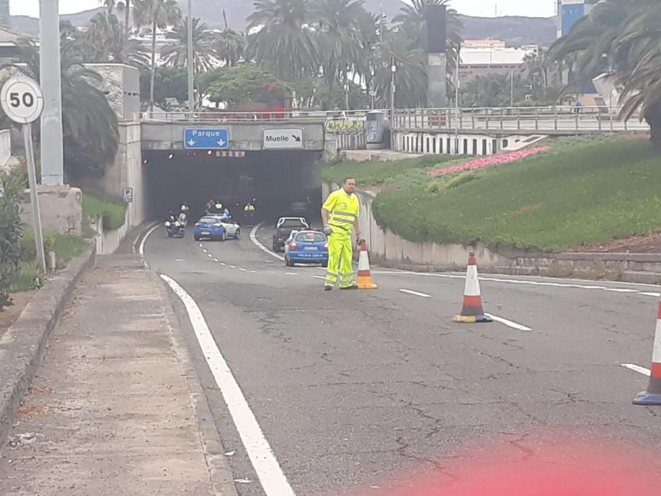 Un camión colisiona contra la parte superior del paso subterráneo de Santa Catalina