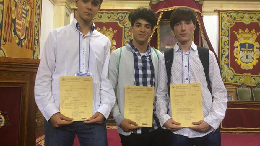 Tres alumnos de Huesca reciben una mención de honor nacional