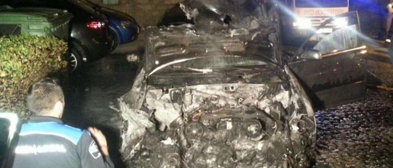 El Audi A-6 quedó calcinado supuestamente por el impacto contra los coches aparcados.