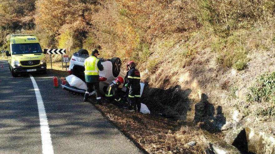 Vuelco de un Volvo V-40, dentro del término municipal de Celanova. // FdV