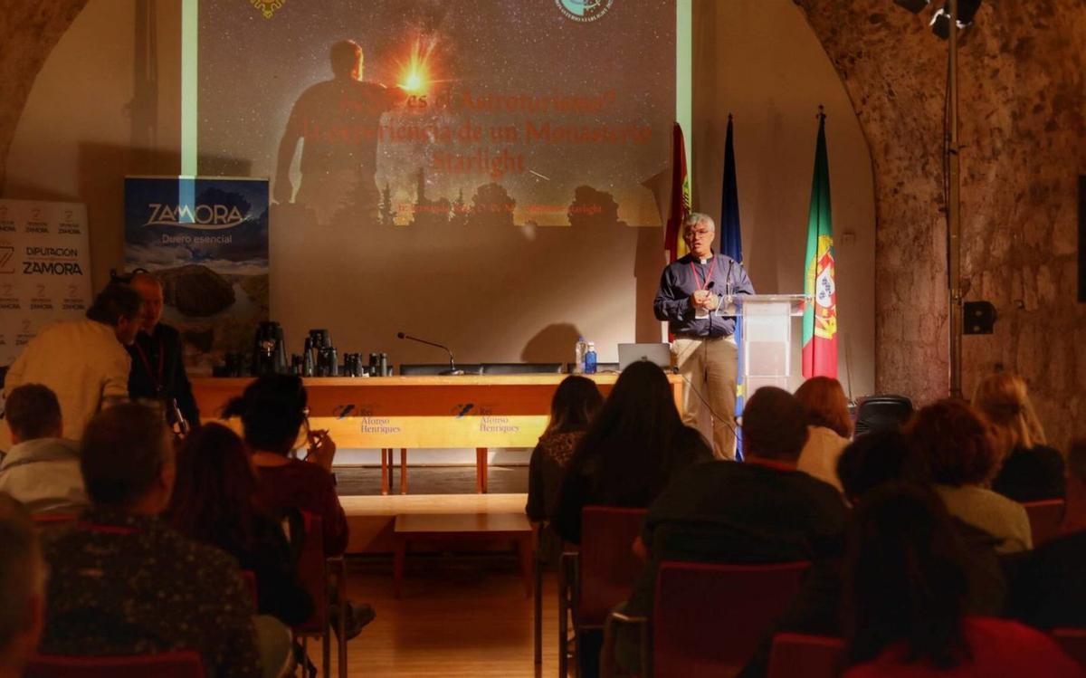 El padre Fernando Ruiz Valero, durante su ponencia en las jornadas de astroturismo en Zamora. | ALBA PRIETO