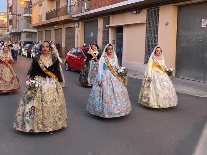 La falla de l'Oliveral reune a sus falleras mayores en una Ofrenda preparando el 75 aniversario